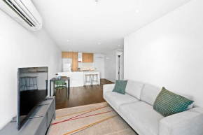 Stylish City-View 1BR Apt in St Kilda